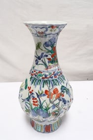 Chinese wucai porcelain vase