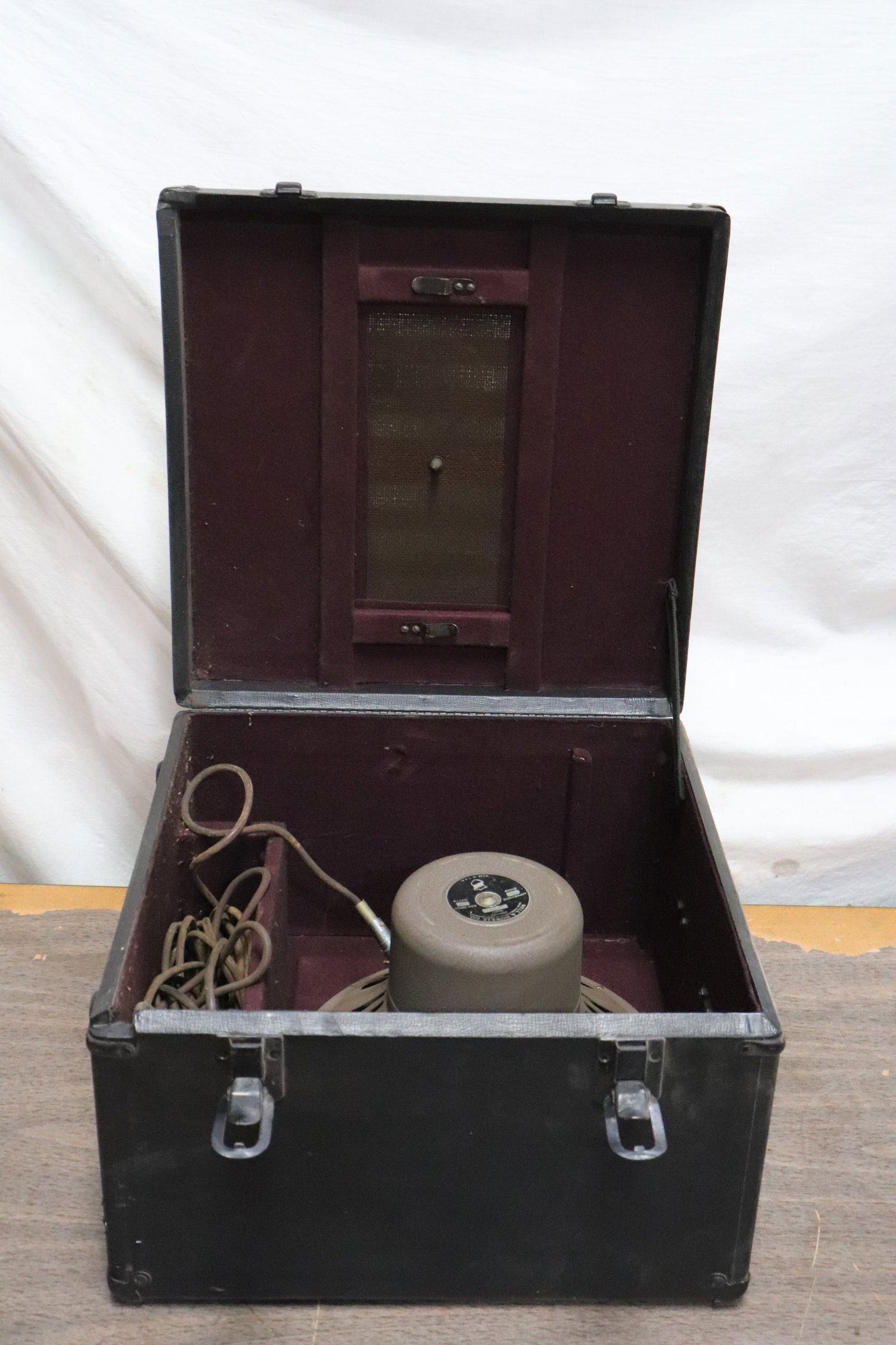 A vintage Bell and Howell speaker: A vintage Bell and Howell speaker, 18"x16.8"x10.8"
