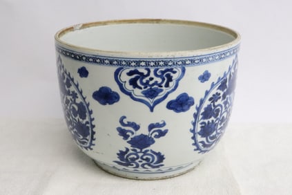large Chinese 17th c. porcelain bowl, Kangxi period