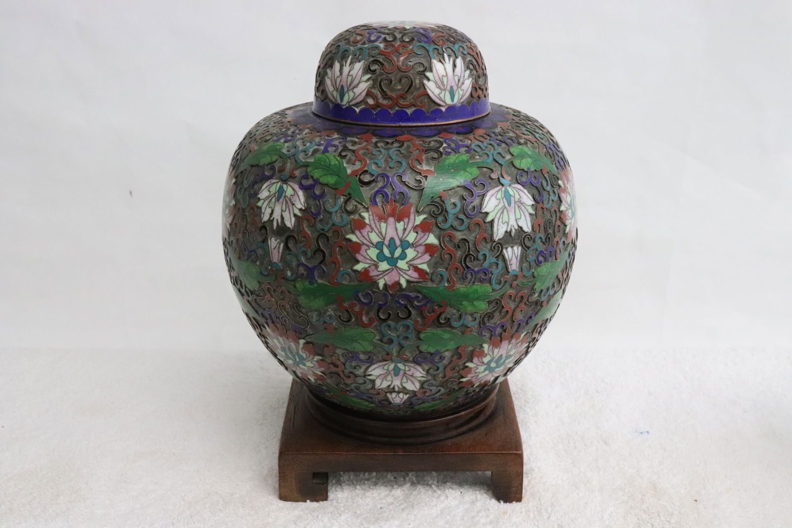 Chinese vintage cloisonne jar: Chinese vintage cloisonne jar, 7.85"x7.2"dia