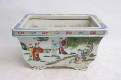 Chinese early 19th c. famille rose planter