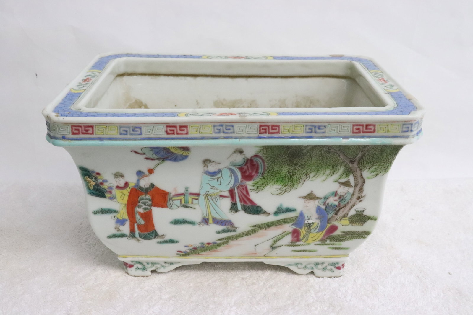 Chinese early 19th c. famille rose planter: Beautiful Chinese early 19th century famille rose porcelain planter, top rim minor chip, 5.8"x9.6"x6.8"