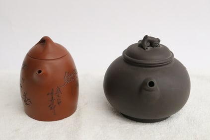 2 Chinese Yixing teapots