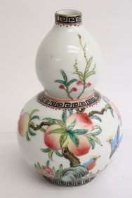 Chinese famille rose porcelain gourd shape vase