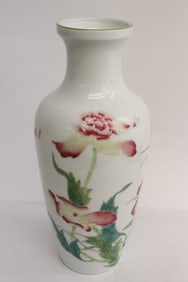 A beautiful Chinese famille rose porcelain vase