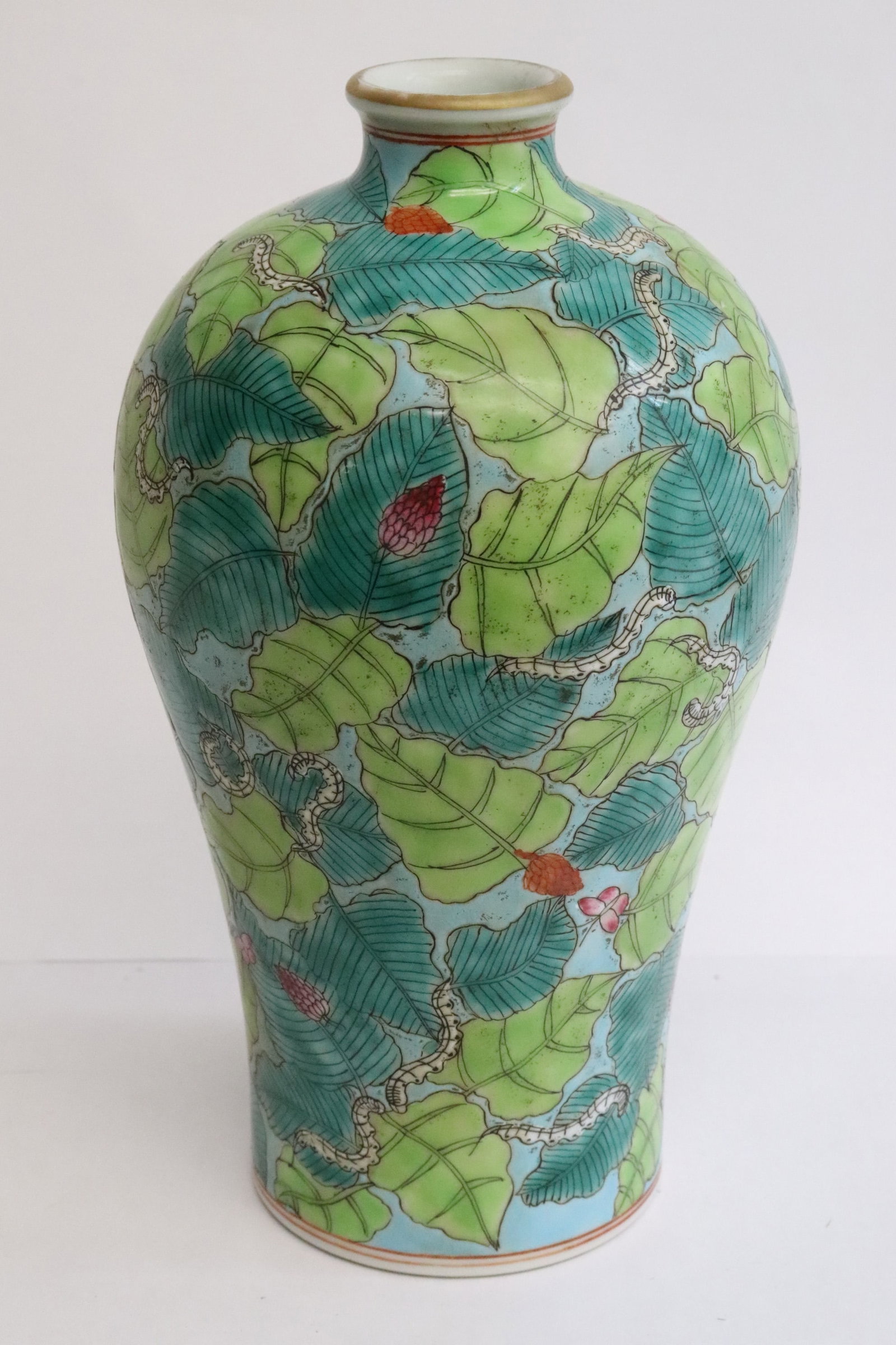 Fine Chinese famille rose porcelain meiping: Fine Chinese famille rose porcelain meiping, 8.6"x4.9"dia