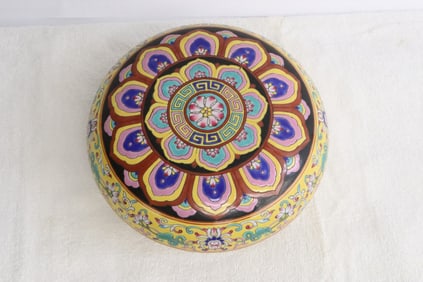 Beautiful Chinese famille rose porcelain covered box