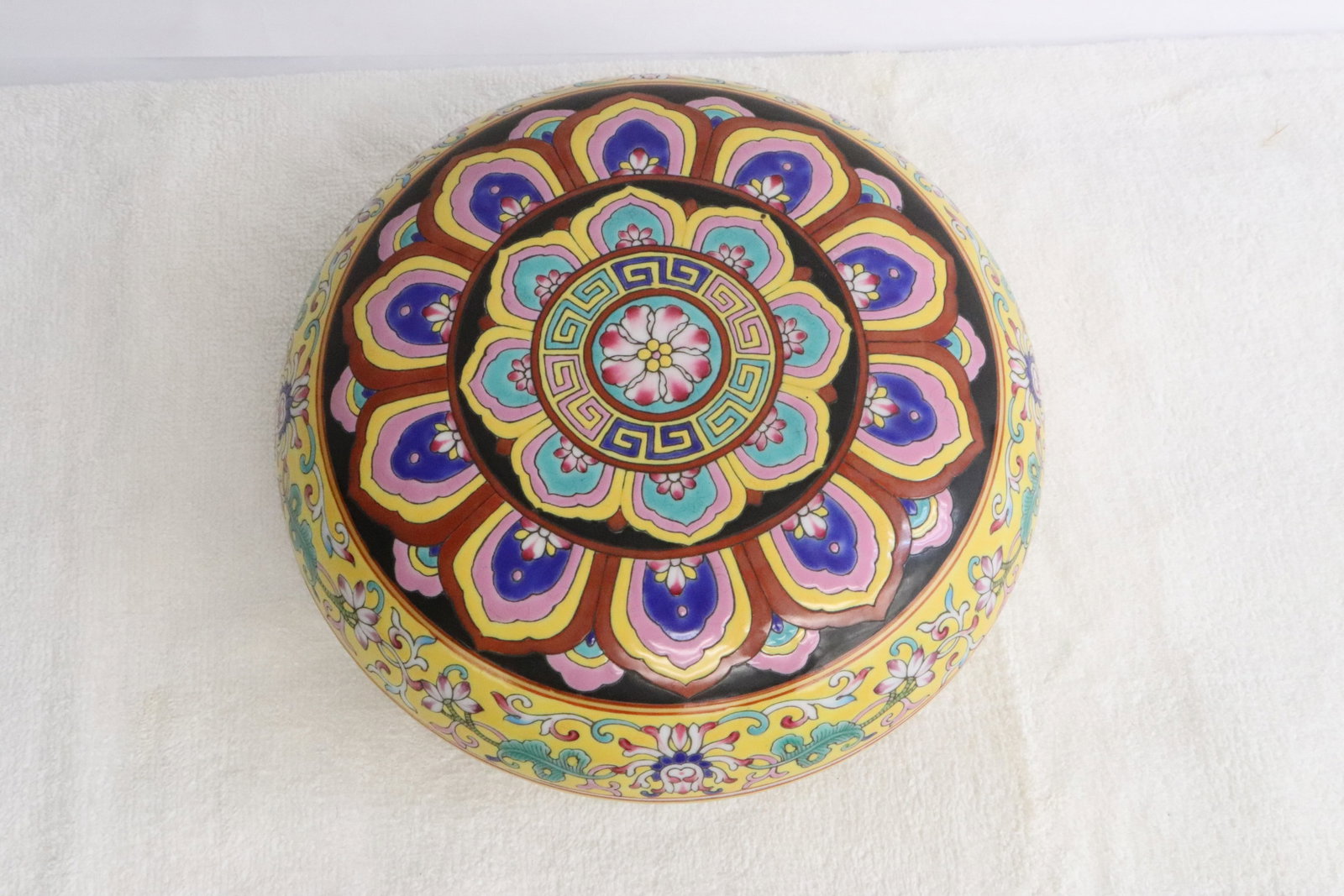 Beautiful Chinese famille rose porcelain covered box: Beautiful Chinese famille rose porcelain covered box, 3.6"x7.25"dia