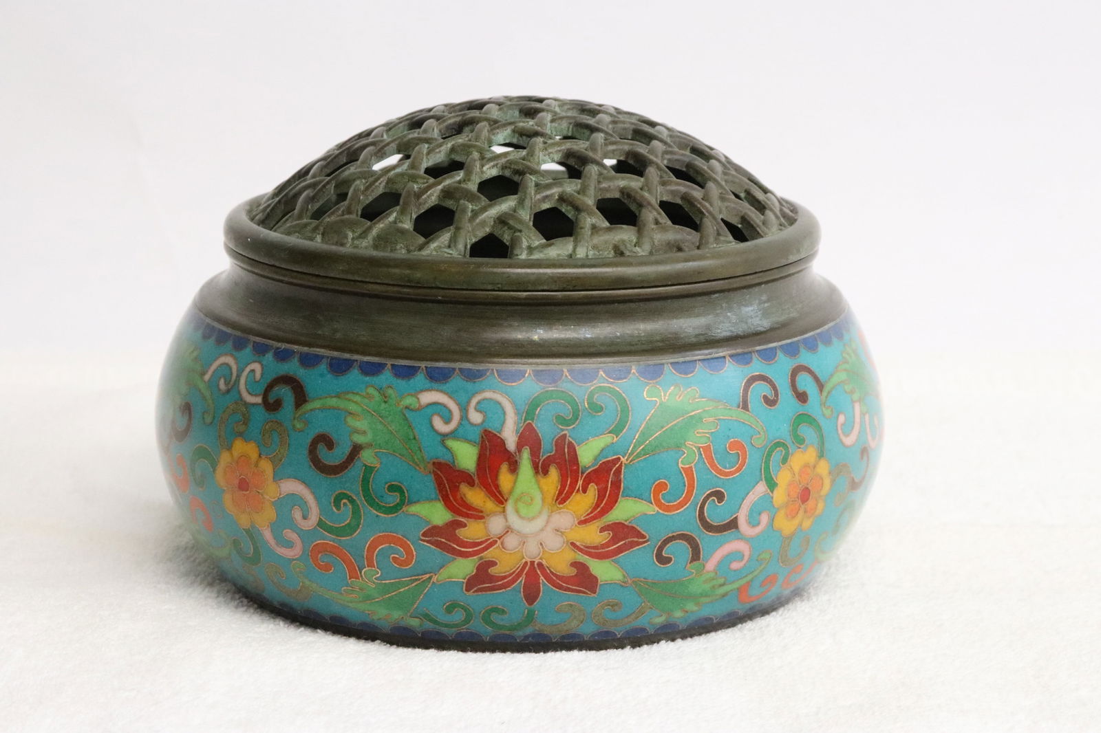 A bronze cloisonne covered censer: A bronze cloisonne covered censer, 4.2"x6.3"dia