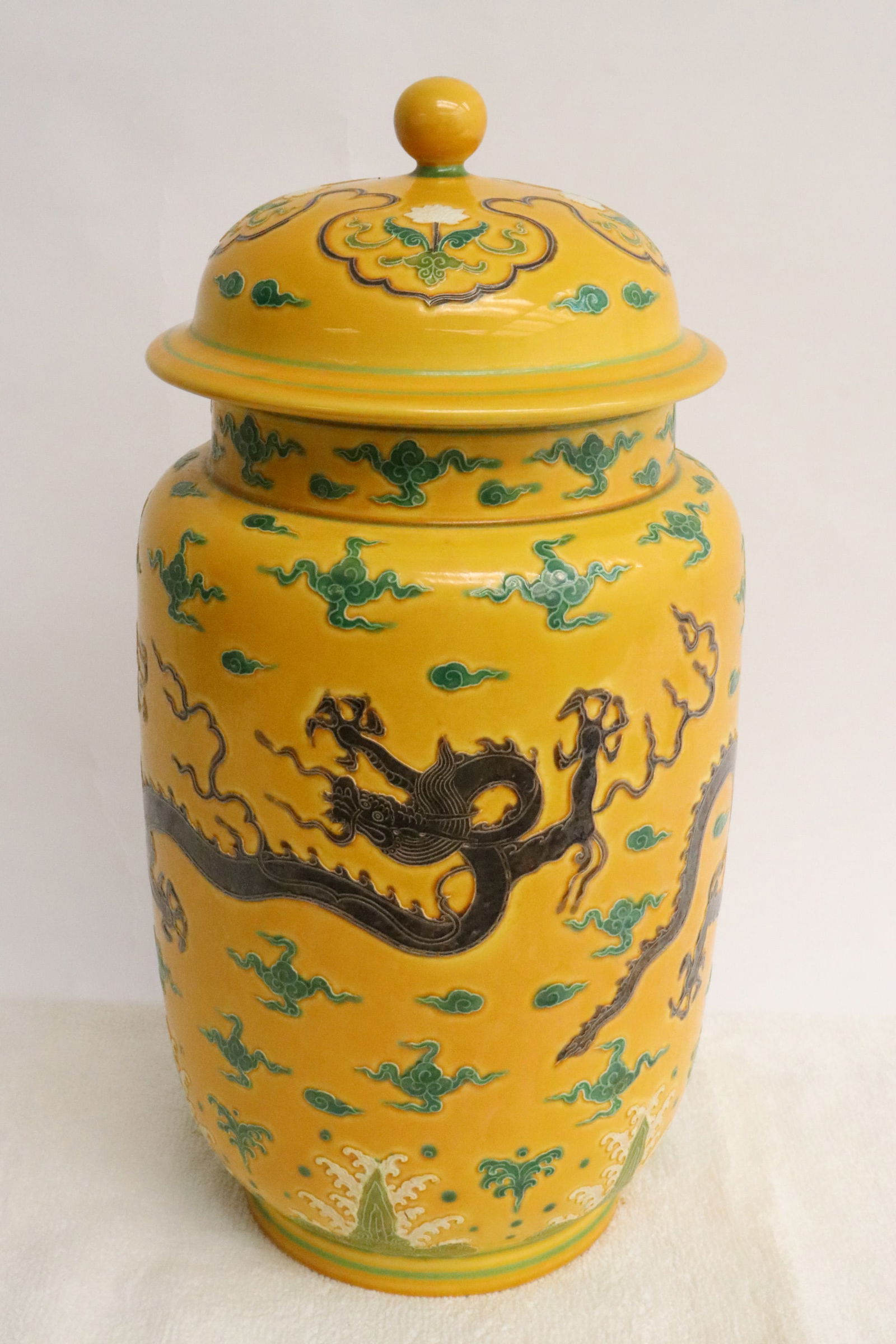 Chinese famille rose porcelain covered jar (1 of 8)