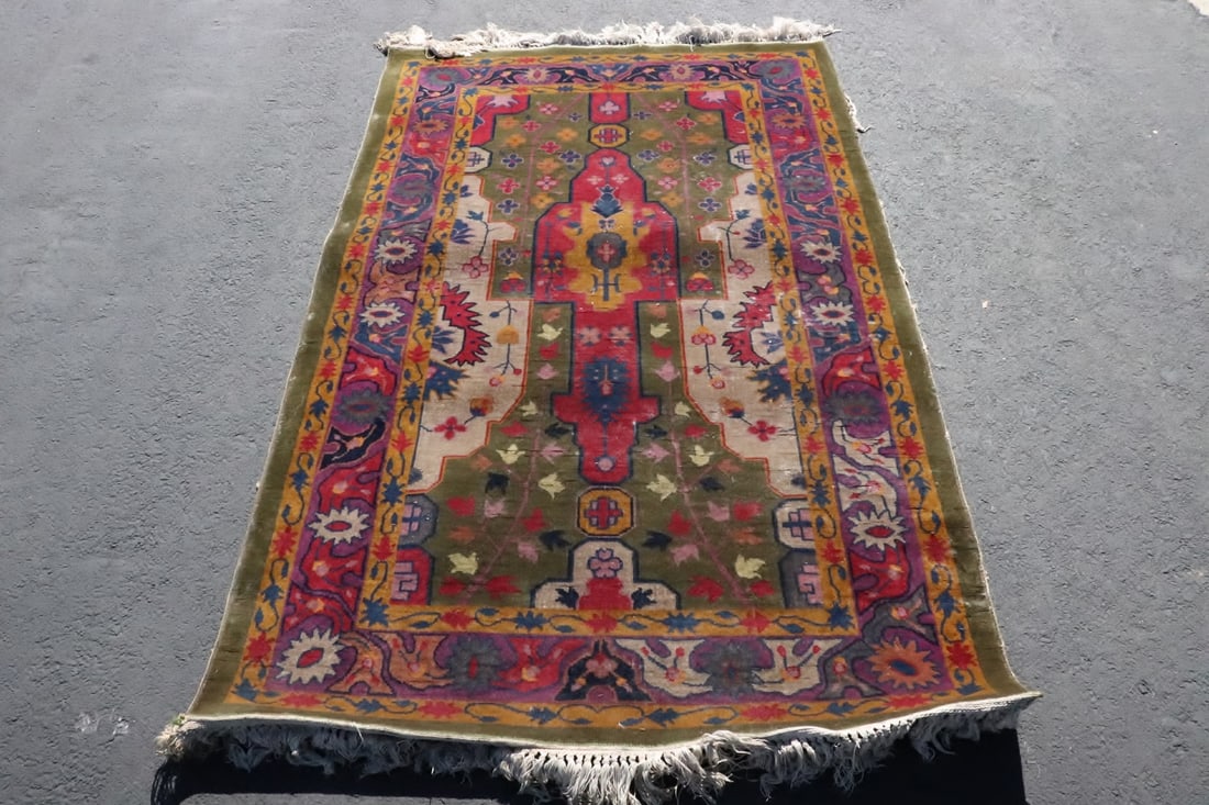 A vintage Chinese area rug: A vintage Chinese area rug, 48.4"x81"