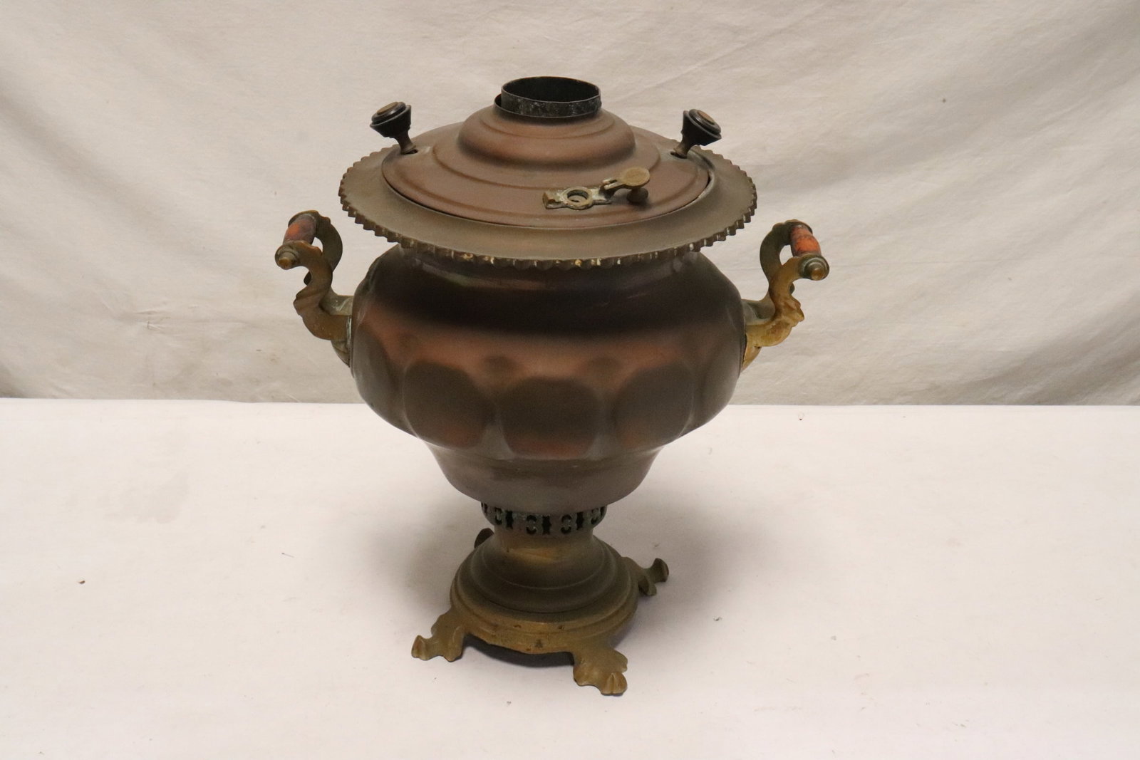 Vintage Russian samovar: Vintage Russian samovar, 14.6"x13"x13.3"