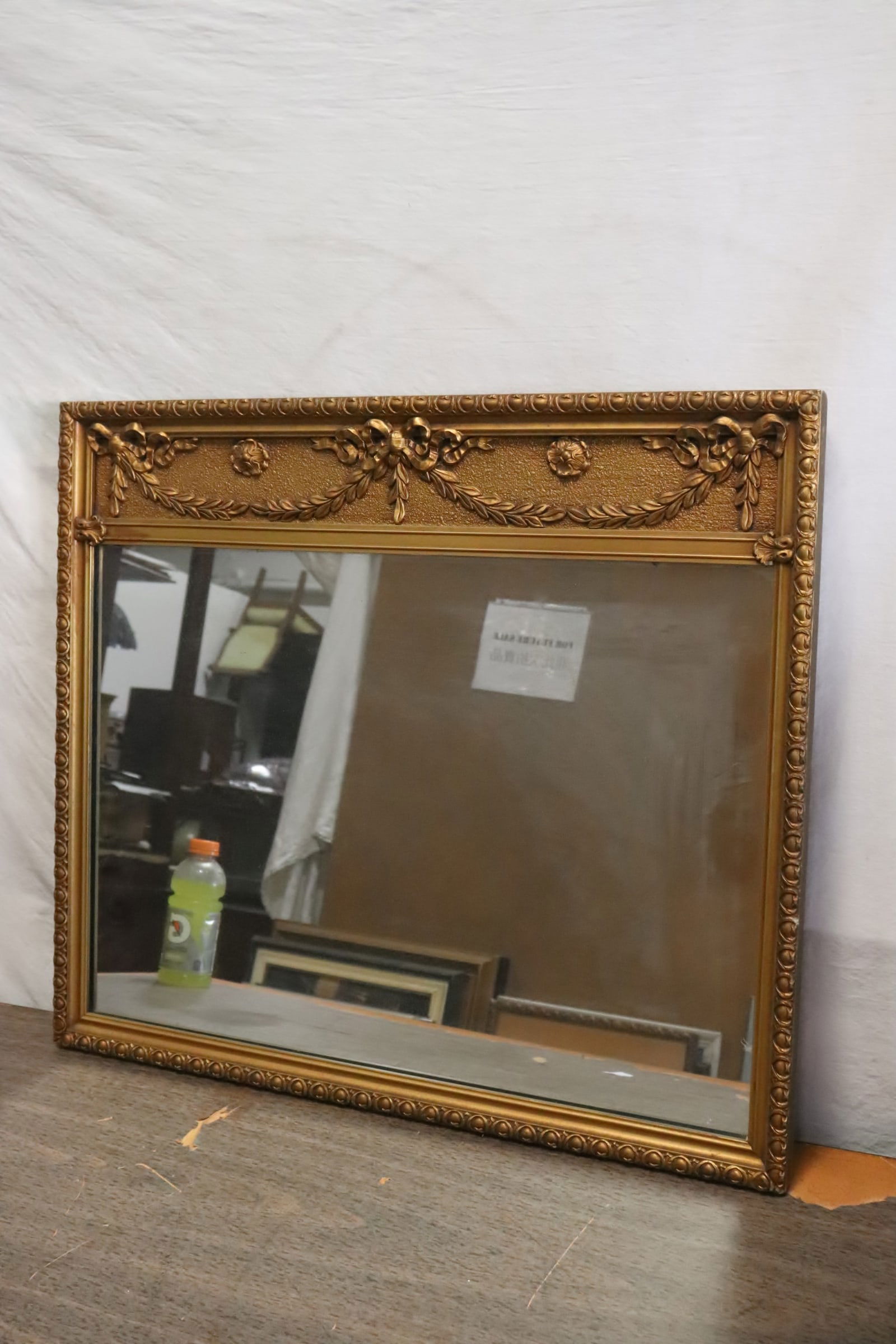 European giltwood wall mirror: European giltwood wall mirror, 17.5"x25.25" (F:24"x27.8"x1")