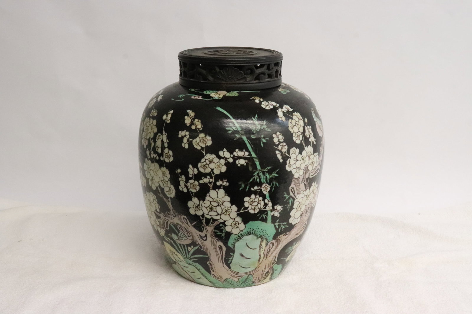 Chinese vintage famille noire porcelain jar: Chinese vintage famille noire porcelain jar with replacement wood cover, 10.65"x9.1"dia