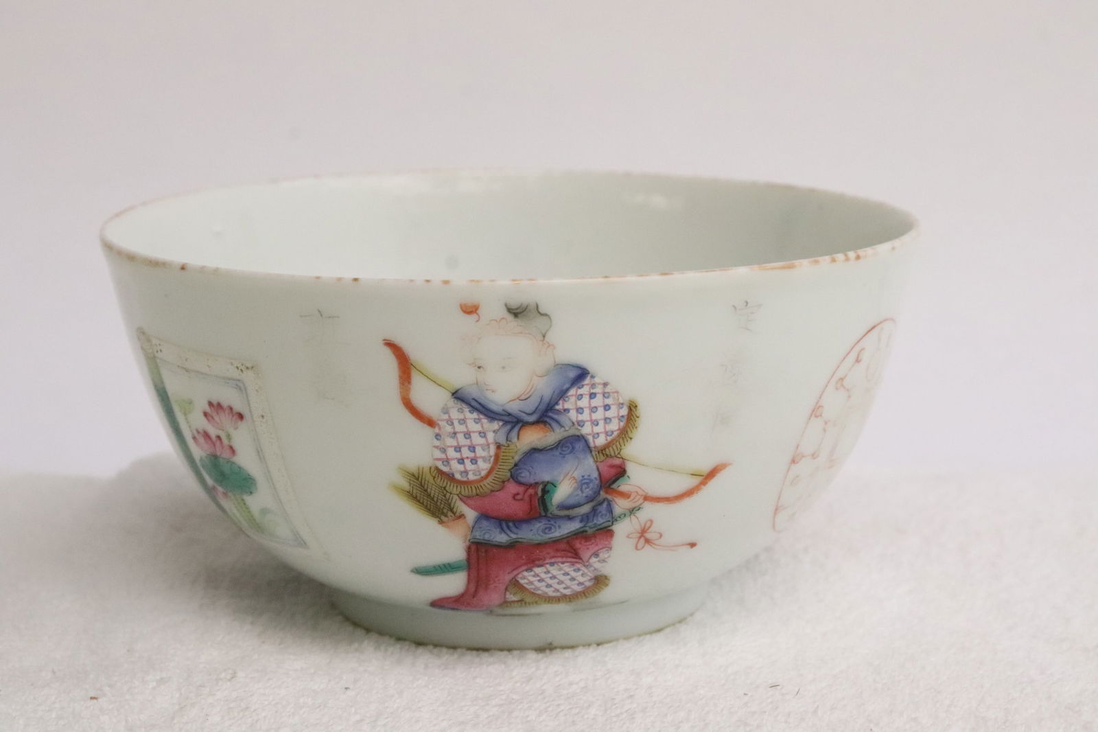 Chinese antique famille rose porcelain bowl: Chinese antique famille rose porcelain bowl, 2.15"x4.45"dia