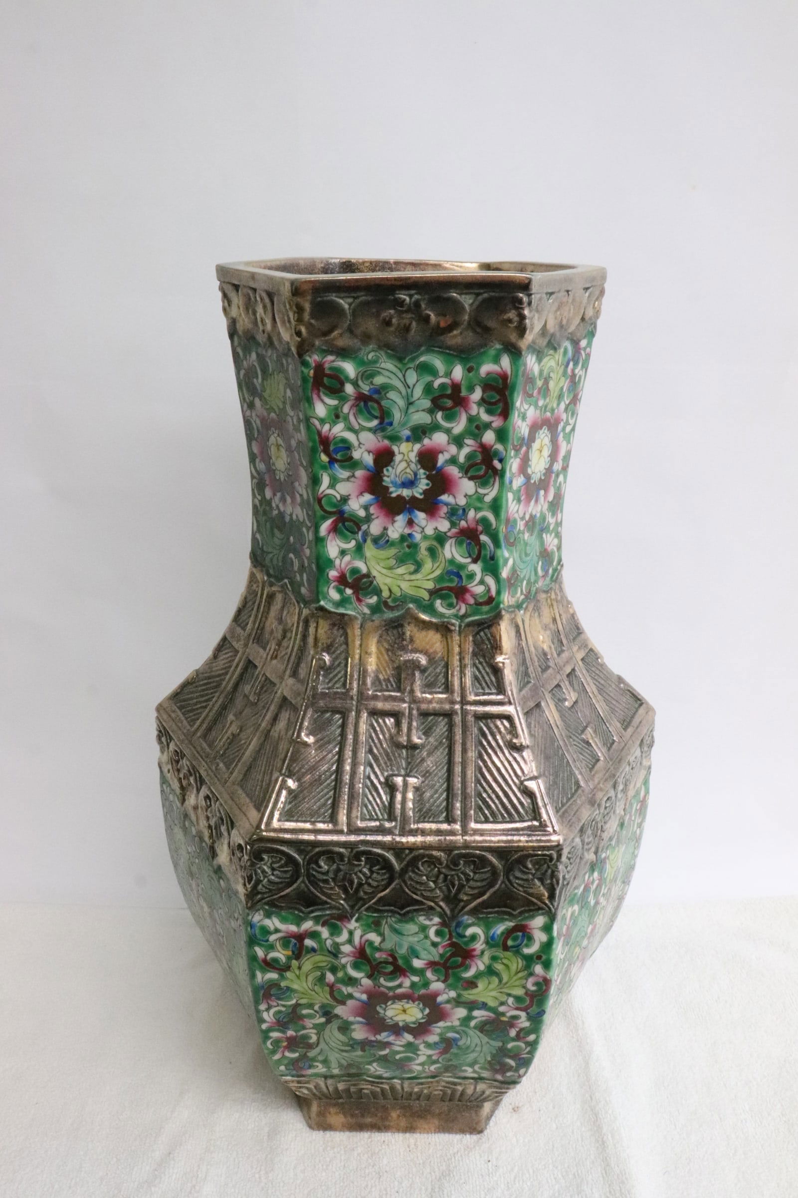 Chinese famille rose hexagonal porcelain vase (1 of 12)