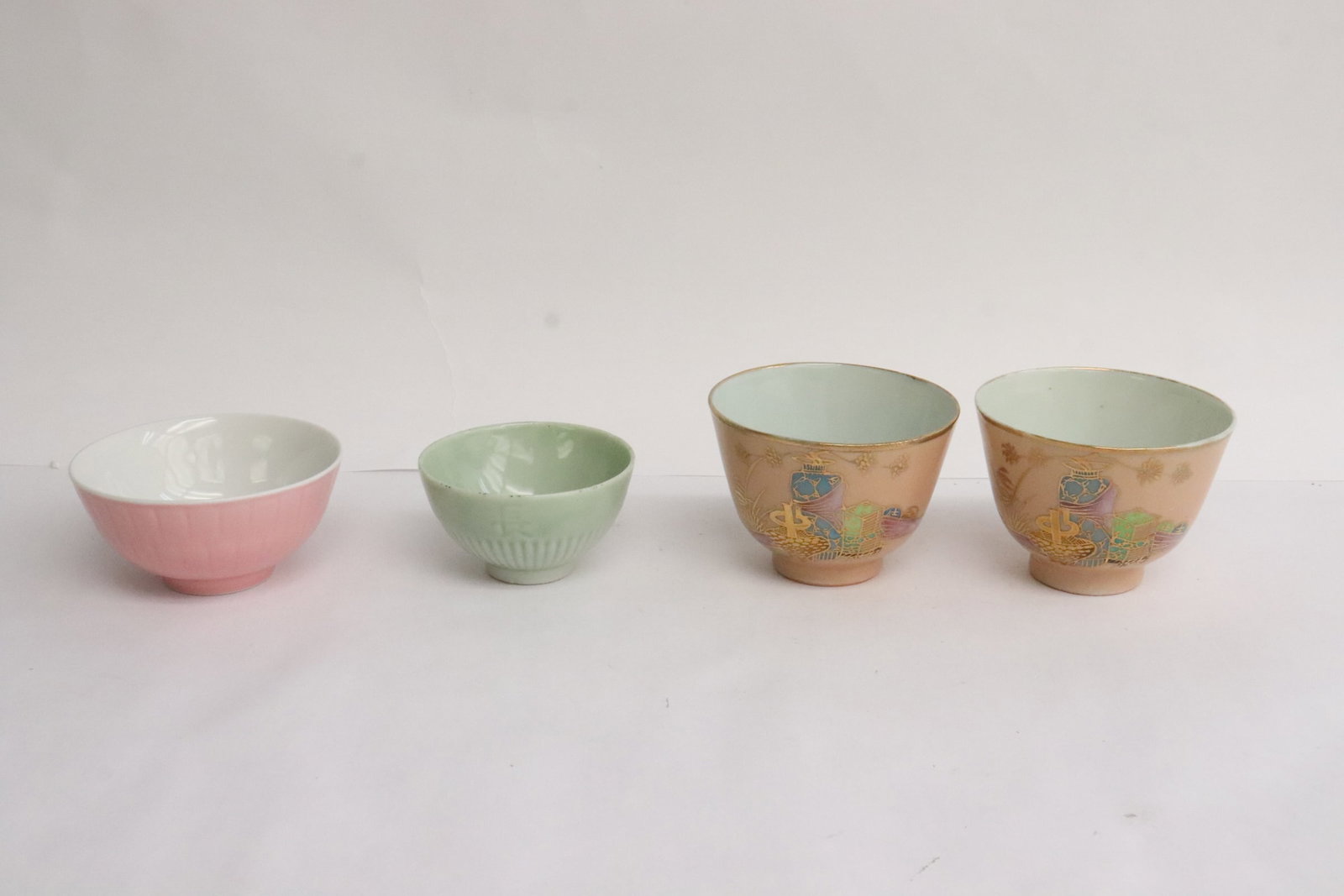 4 Chinese tea bowls: 4 Chinese tea bowls, 1.65"x2.85"dia - 2.4"x3.35"dia