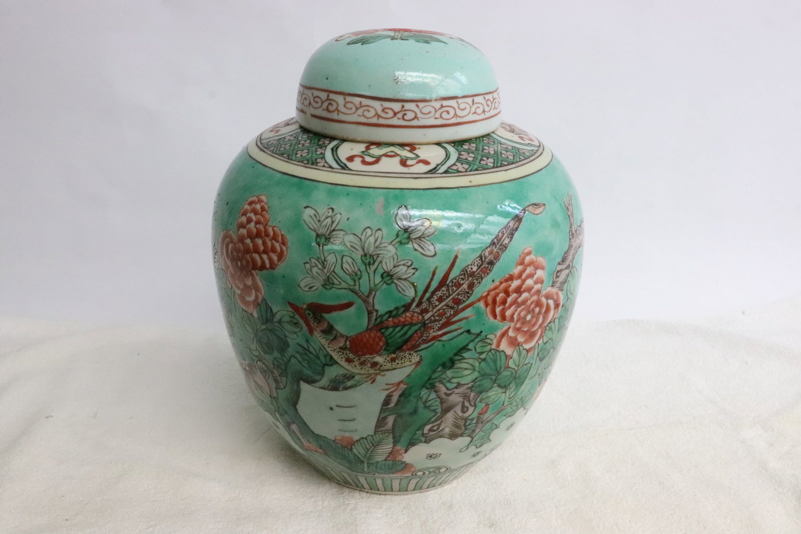 Chinese vintage famille rose porcelain covered jar: Chinese vintage famille rose porcelain covered jar, drilled, 10.2"x8.35"dia