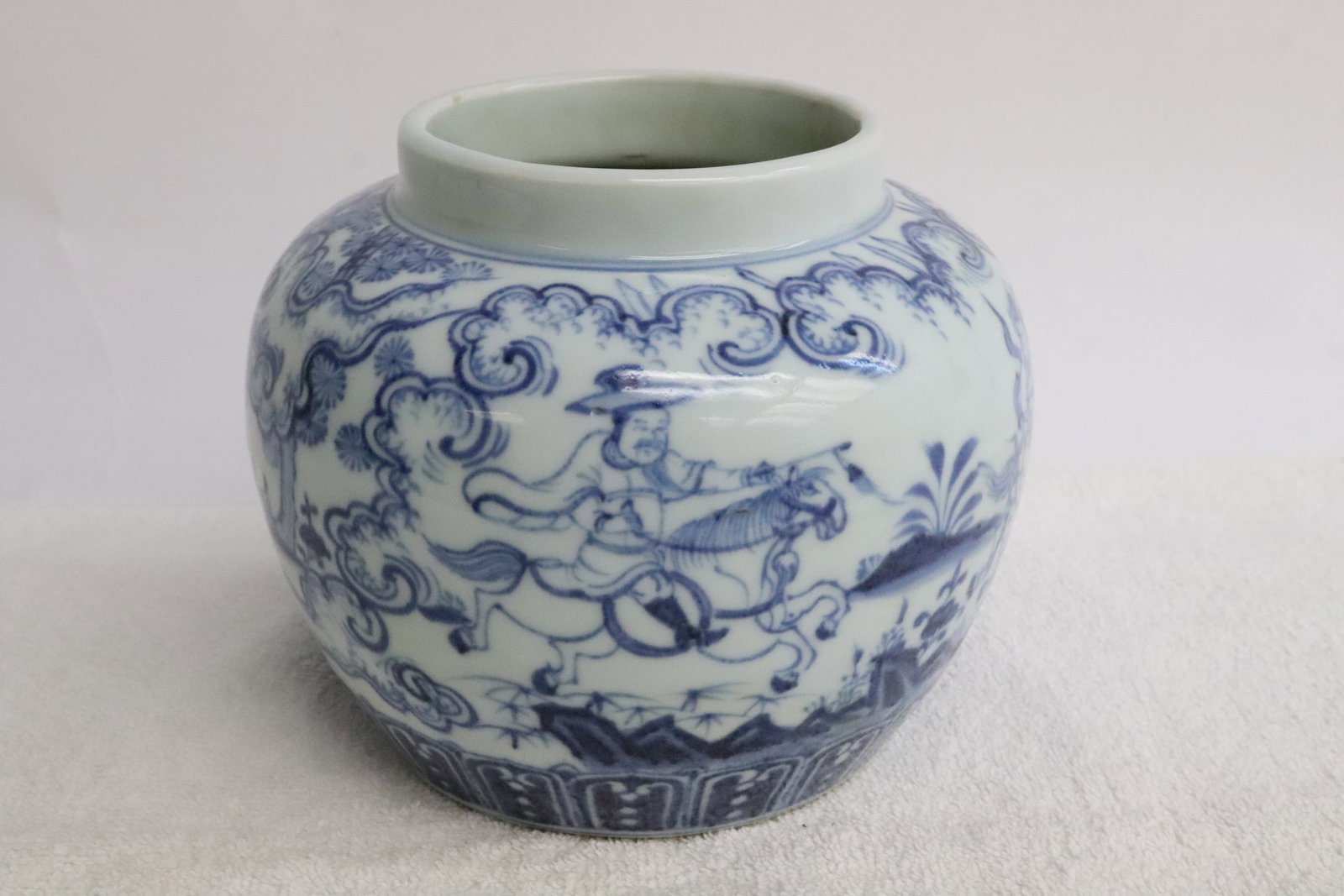 Chinese blue and white porcelain jar: Chinese blue and white porcelain jar, 4.85"x5.85"dia