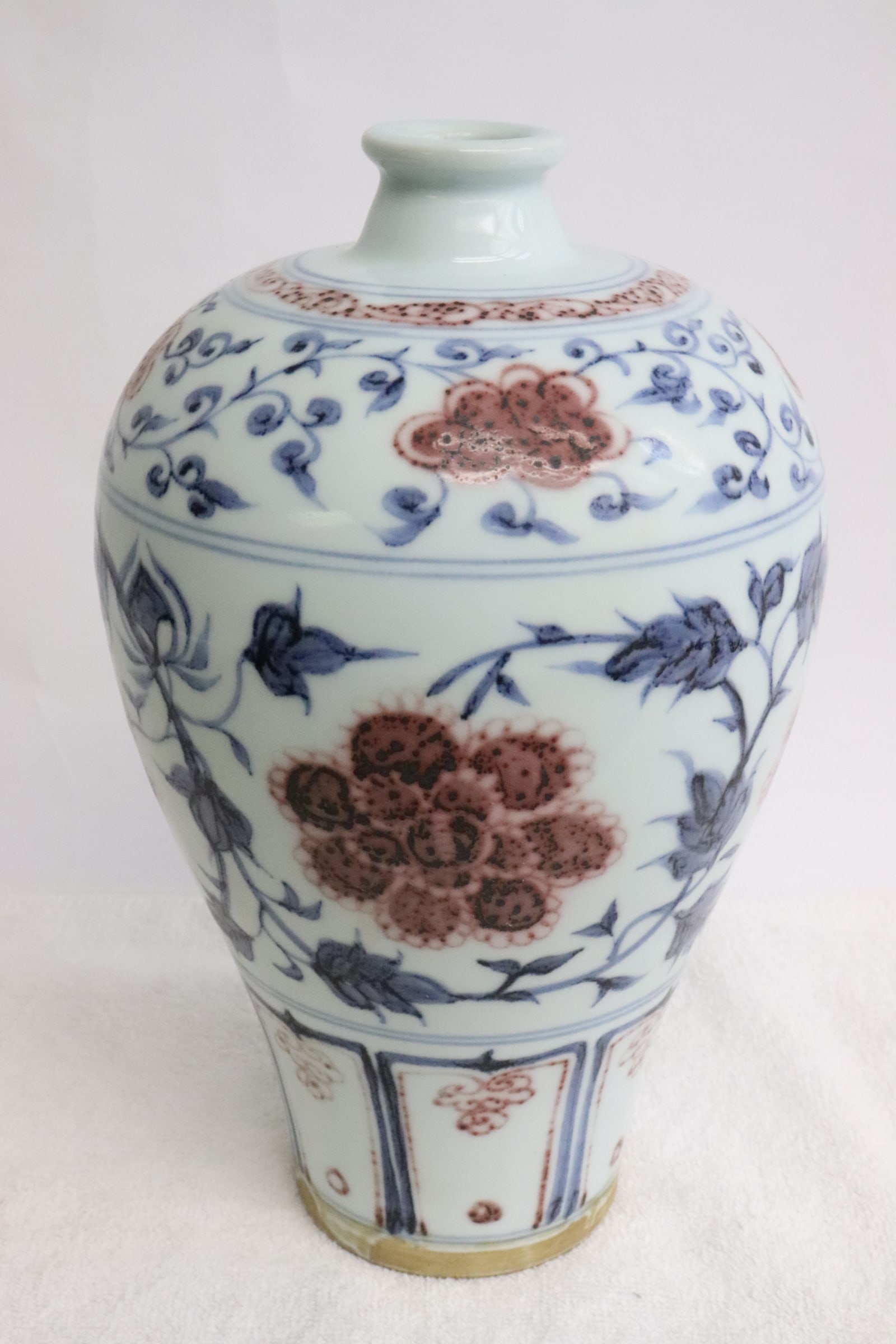 Chinese blue, red and white porcelain meiping: Fine Chinese blue, red and white porcelain meiping, 10.6"x6.7"dia