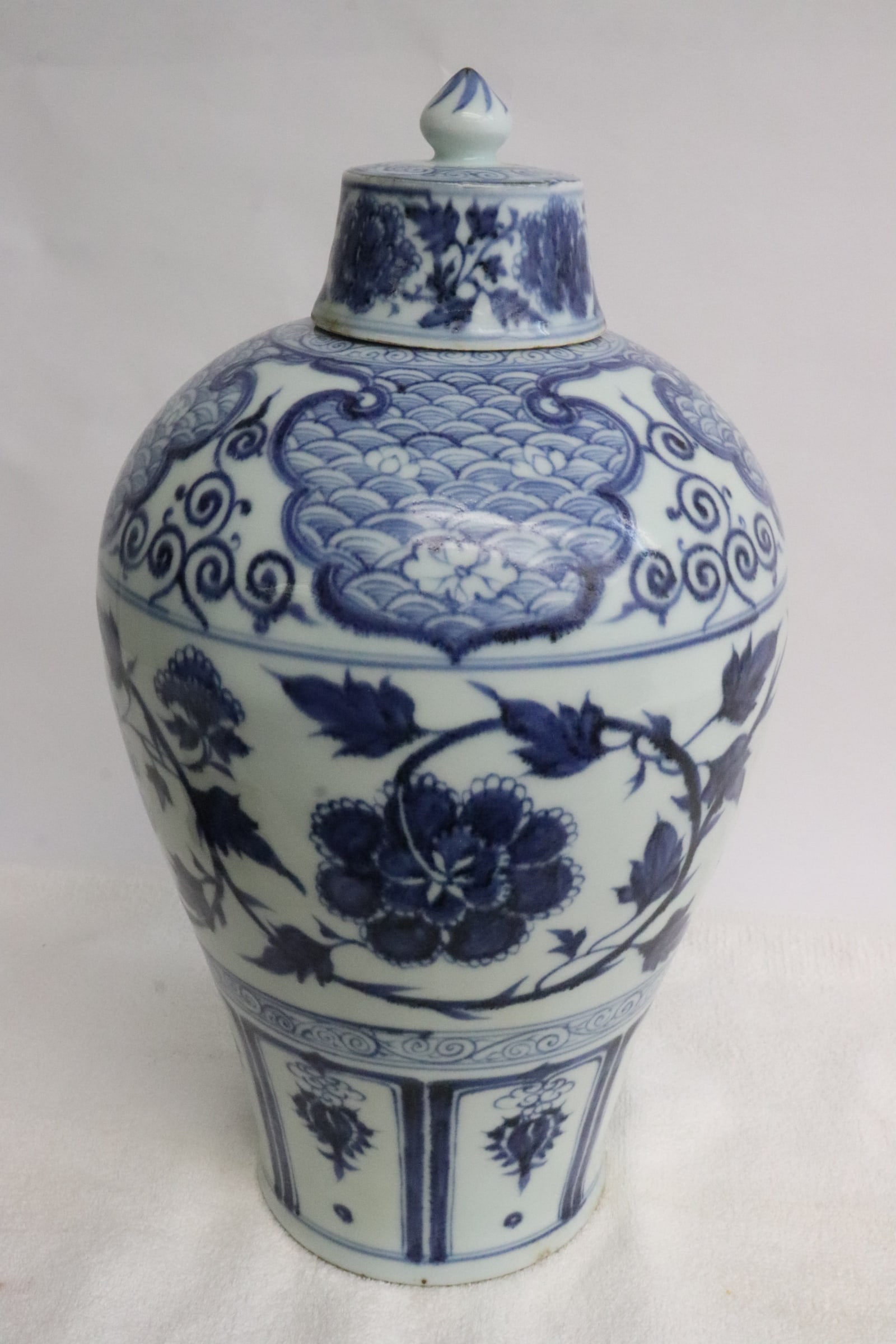 Fine Chinese blue and white porcelain covered jar: Fine Chinese blue and white porcelain covered jar, 13.35"x7.7"dia