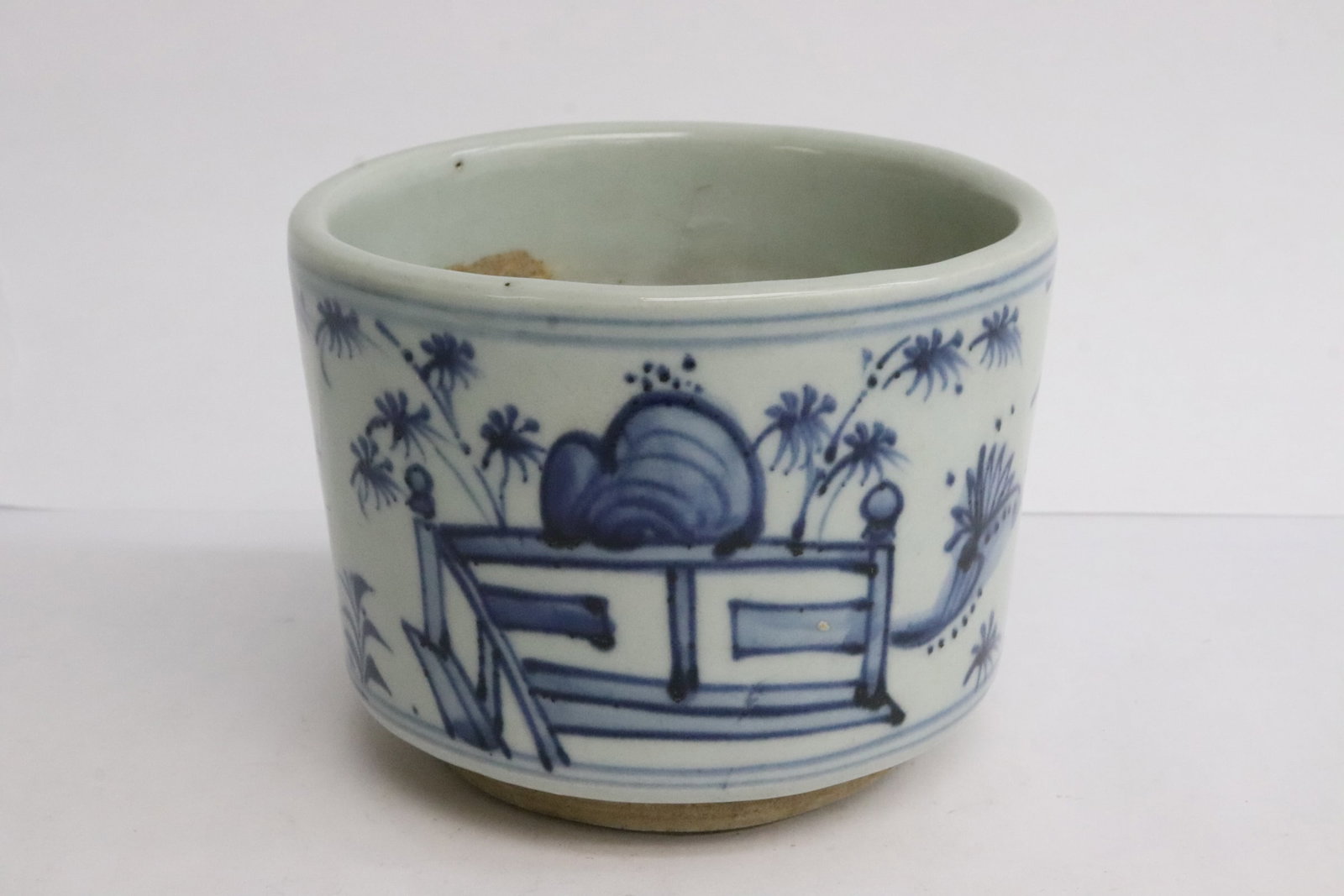 Blue and white porcelain censer: Blue and white porcelain censer, 3.35"x4.35"dia