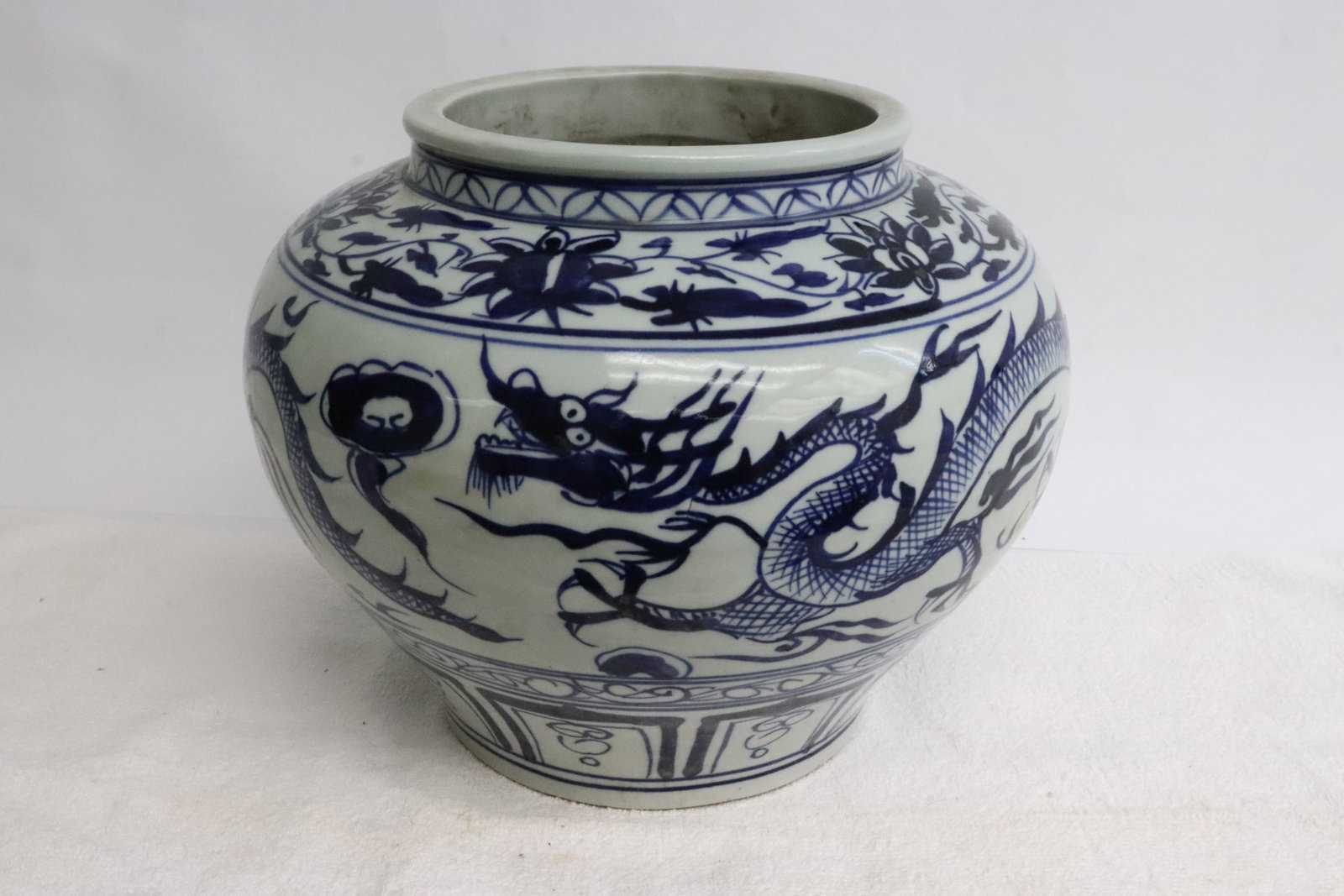 Chinese blue and white porcelain jar: Chinese blue and white porcelain jar, 7.85"x9.8"dia