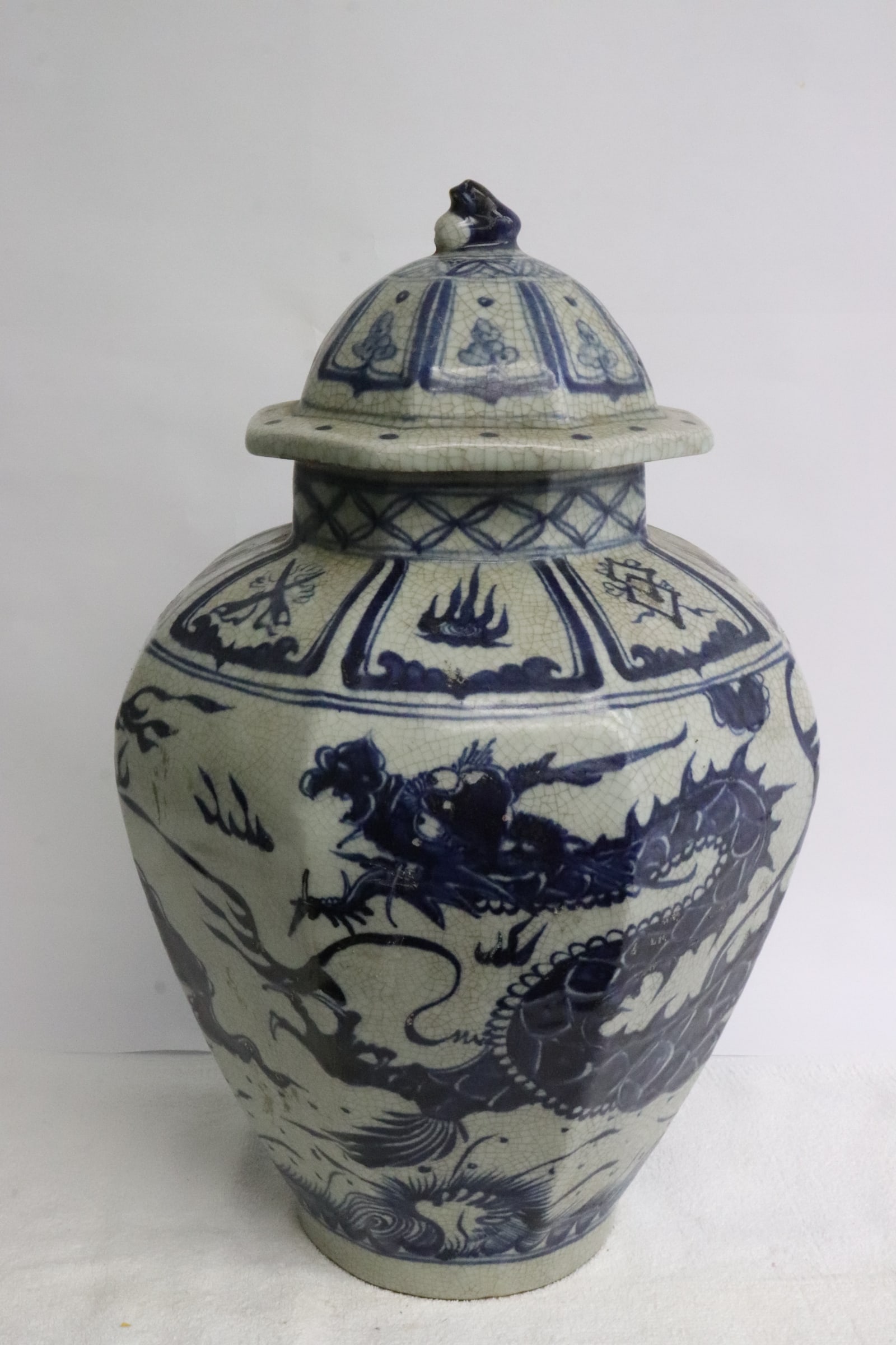 Large Chinese blue & white porcelain covered jar: Large Chinese blue and white porcelain covered jar, 16.1"x10"x10"