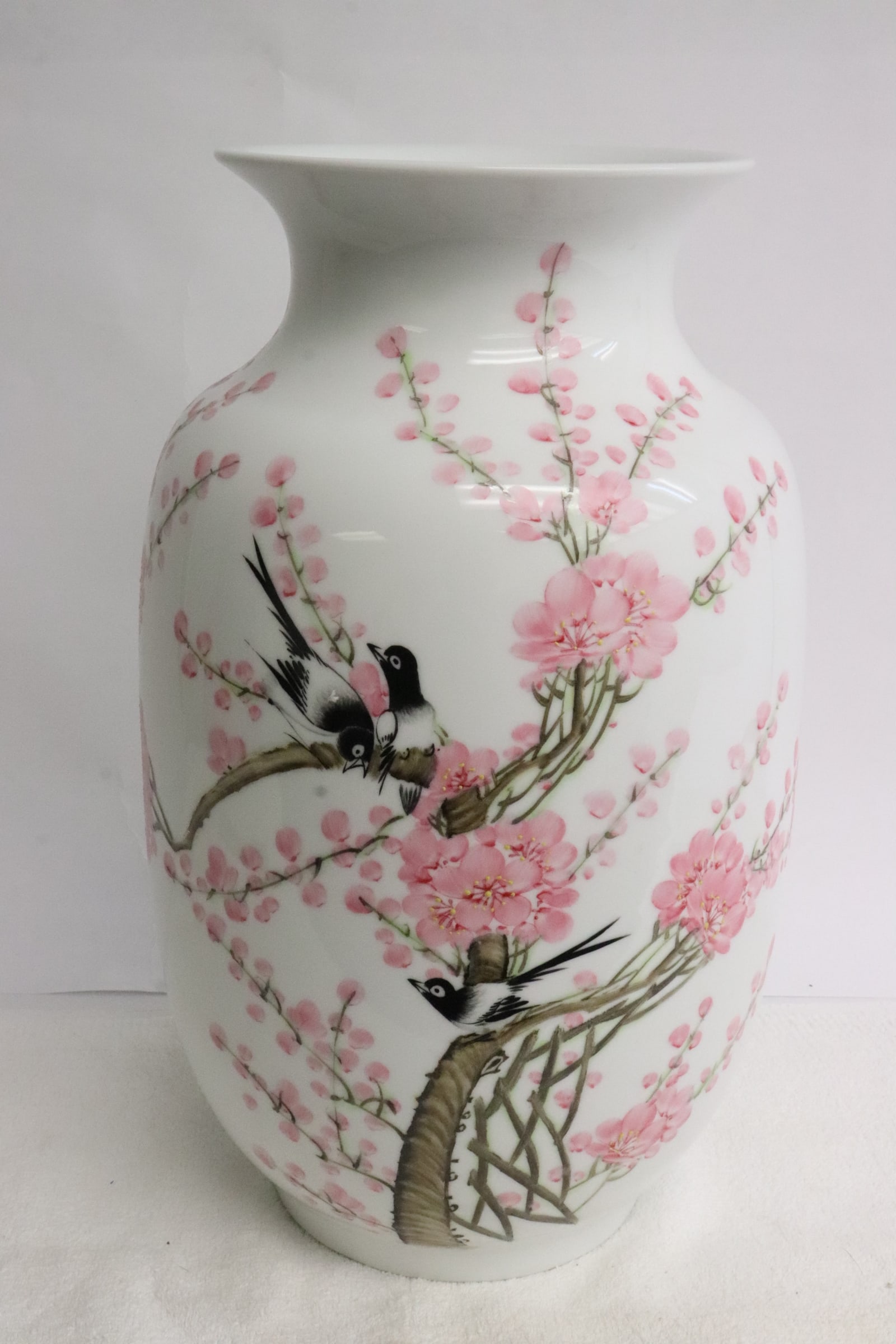 Fine Chinese wucai porcelain jar: Fine Chinese wucai porcelain jar, 12.6"x7.65"dia (box:9.85"x15.75"x10.3")