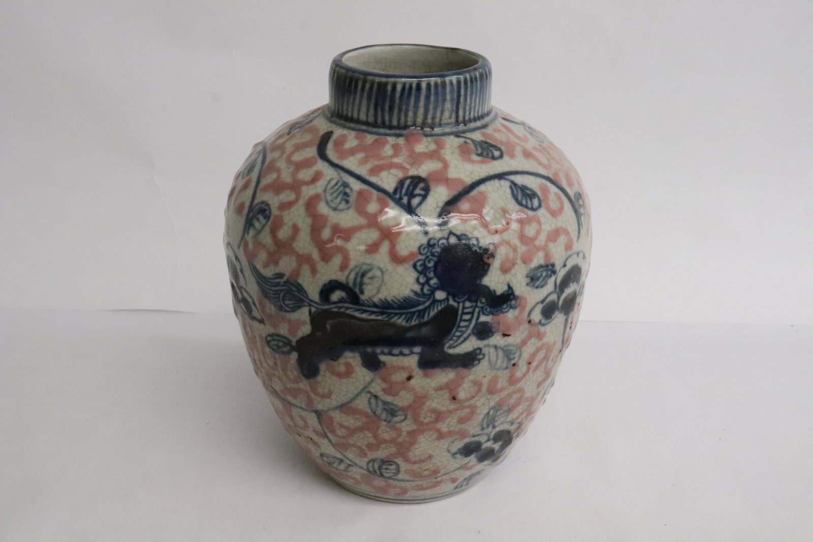 Chinese blue, red and white porcelain jar: Chinese blue, red and white porcelain jar, 6.65"x5.6"dia