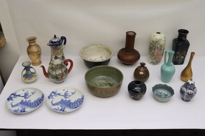 Group of Japanese porcelain pieces