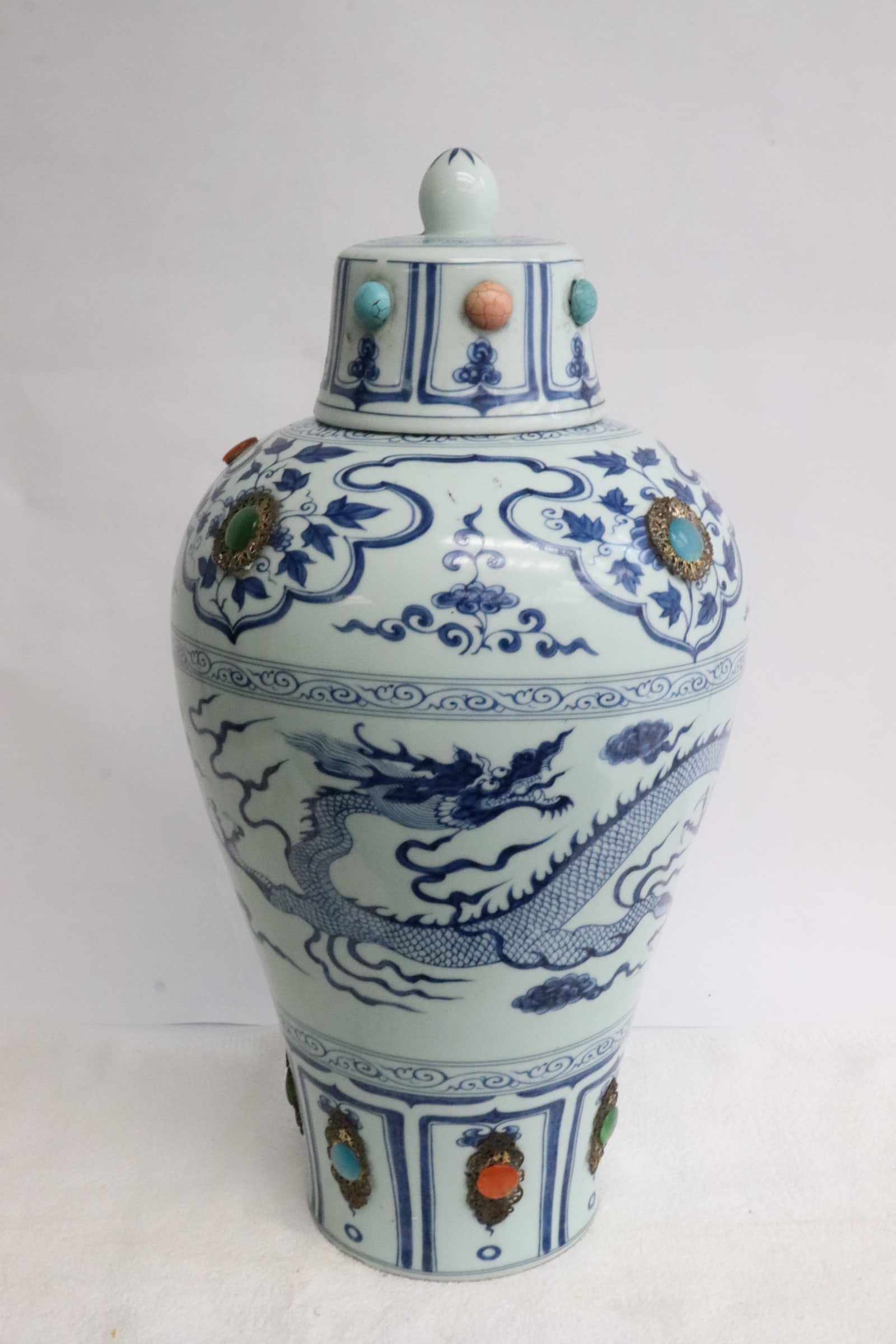 Chinese blue and white porcelain jar with stones: Chinese blue and white porcelain jar with stones, stone missing, 16.9"x8.65"dia