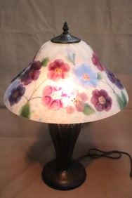 An art glass shade table lamp
