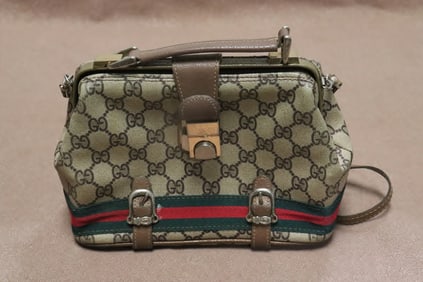 A Gucci style shoulder bag