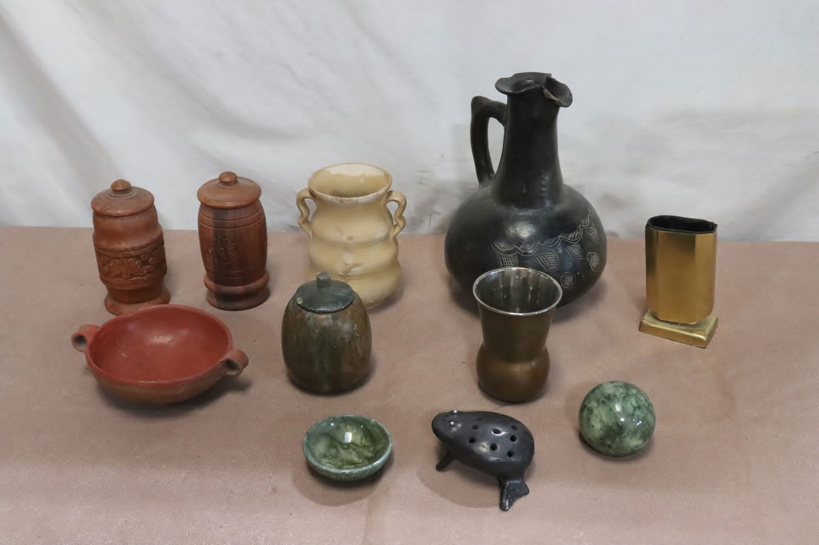 Lot of misc. earthenware, and metal pieces: Lot of misc. earthenware, and metal pieces