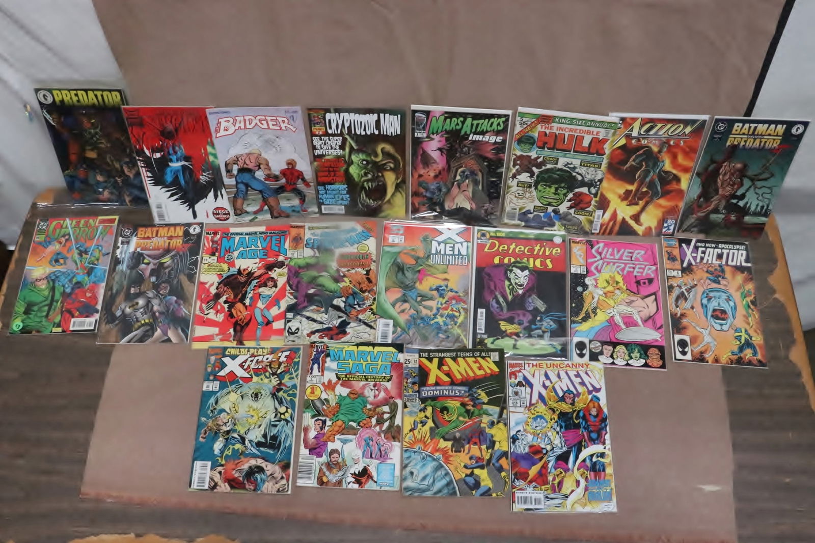 ~20 comic books, some are in protective sleeves: Approx. 20 comic books (10.2"x6.7"x0.1" ea), some are in protective sleeves