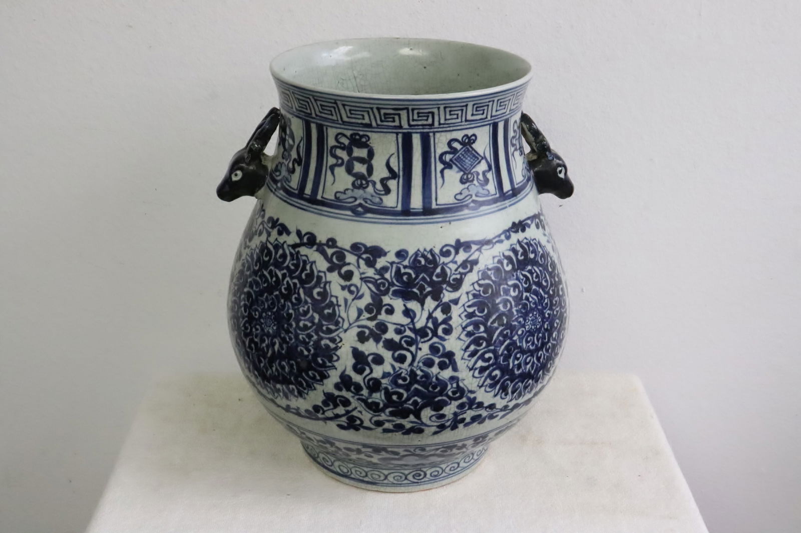 Chinese vintage large blue and white porcelain jar: Fine Chinese vintage large blue and white porcelain jar with deer motif handles, crack 16.2"x14.5"dia