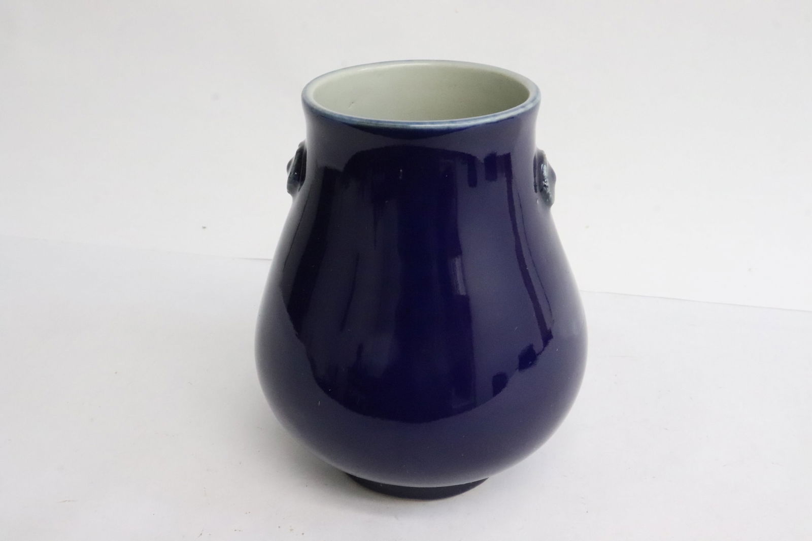 Chinese vintage blue glazed porcelain jar: Chinese vintage blue glazed porcelain jar, 5.15"x4.25"dia