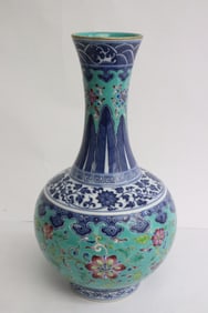 Fine Chinese famille rose porcelain vase
