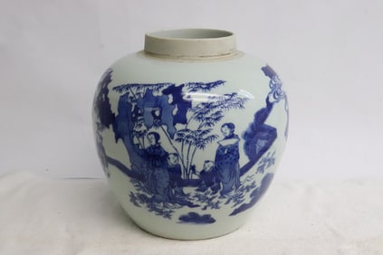 Fine Chinese vintage blue and white porcelain jar