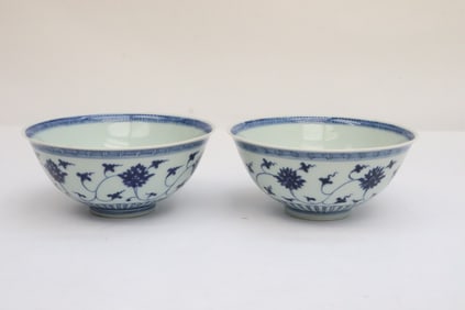 Pair Chinese 17th c. porcelain bowls, Kangxi period