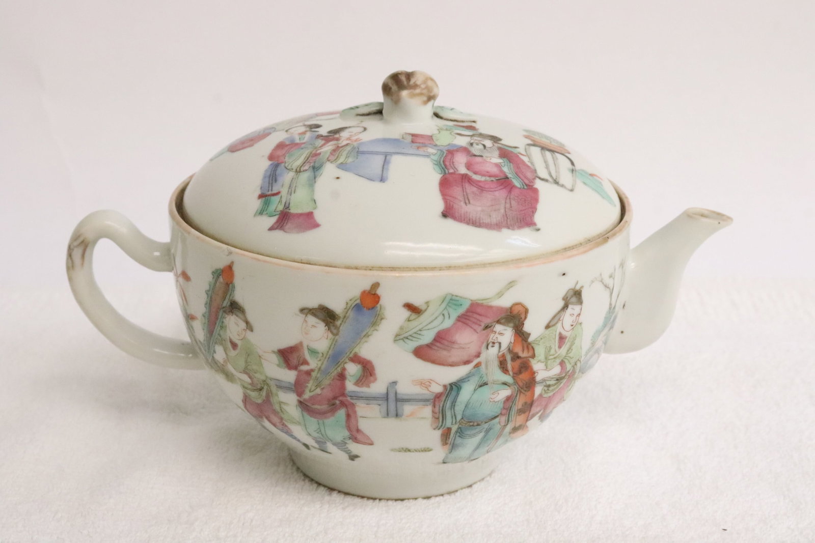 Chinese late 19th c. famille rose porcelain teapot: Chinese late 19th century famille rose porcelain teapot, 4"x6.35"x4.5"