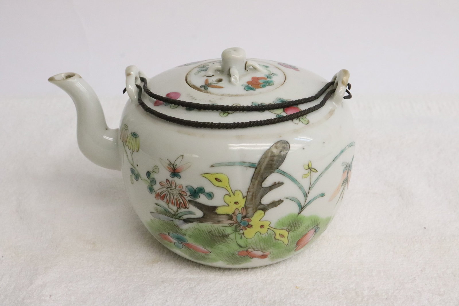 Chinese late 19th c. famille rose porcelain teapot: Fine Chinese late 19th century famille rose porcelain teapot, 3.65"x5.2"x4.15"