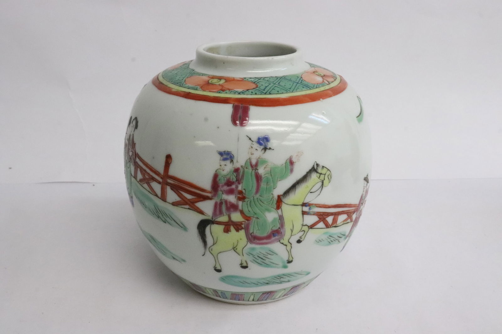 Chinese early 20th c. famille rose porcelain jar: Chinese early 20th century famille rose porcelain jar, 5"x5.2"dia