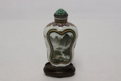 18th c. porcelain snuff bottle, Qianlong mark & of the period
