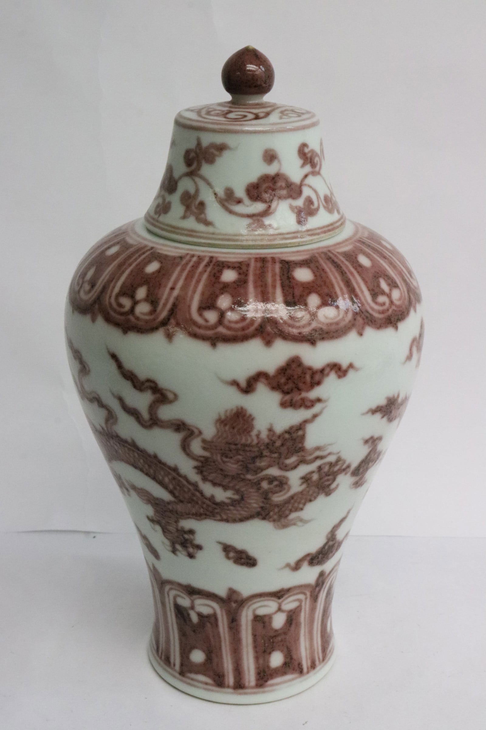 A red and white porcelain covered jar: A red and white porcelain covered jar, 10.6"x5.85"dia