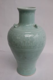 Fine Chinese celadon porcelain vase