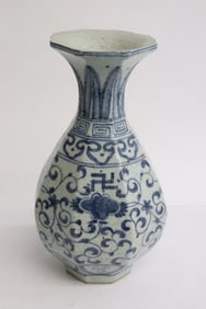 Fine Chinese blue and white porcelain vase
