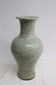 Fine crackleware porcelain vase
