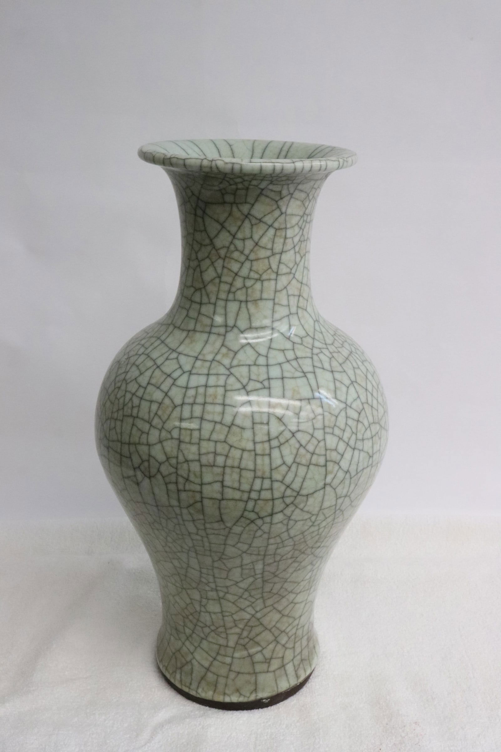 Fine crackleware porcelain vase (1 of 9)